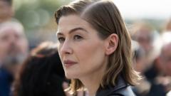 Weekly quiz: What did Rosamund Pike say to the person using their phone during her play?
